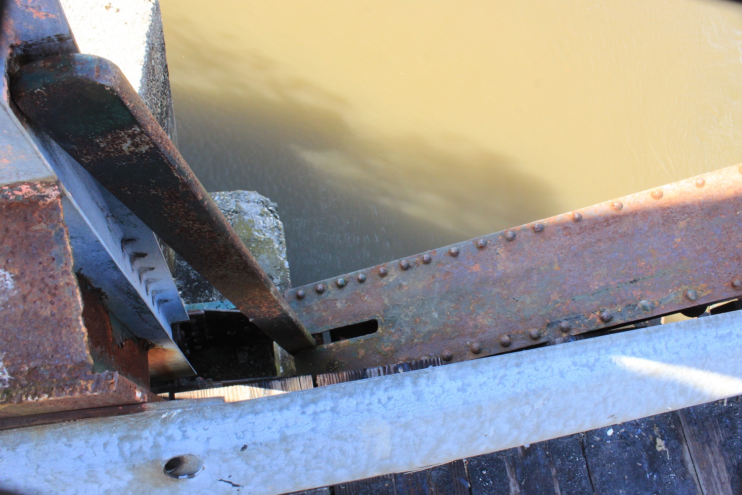 Lever to pull that allow the bridge to swing